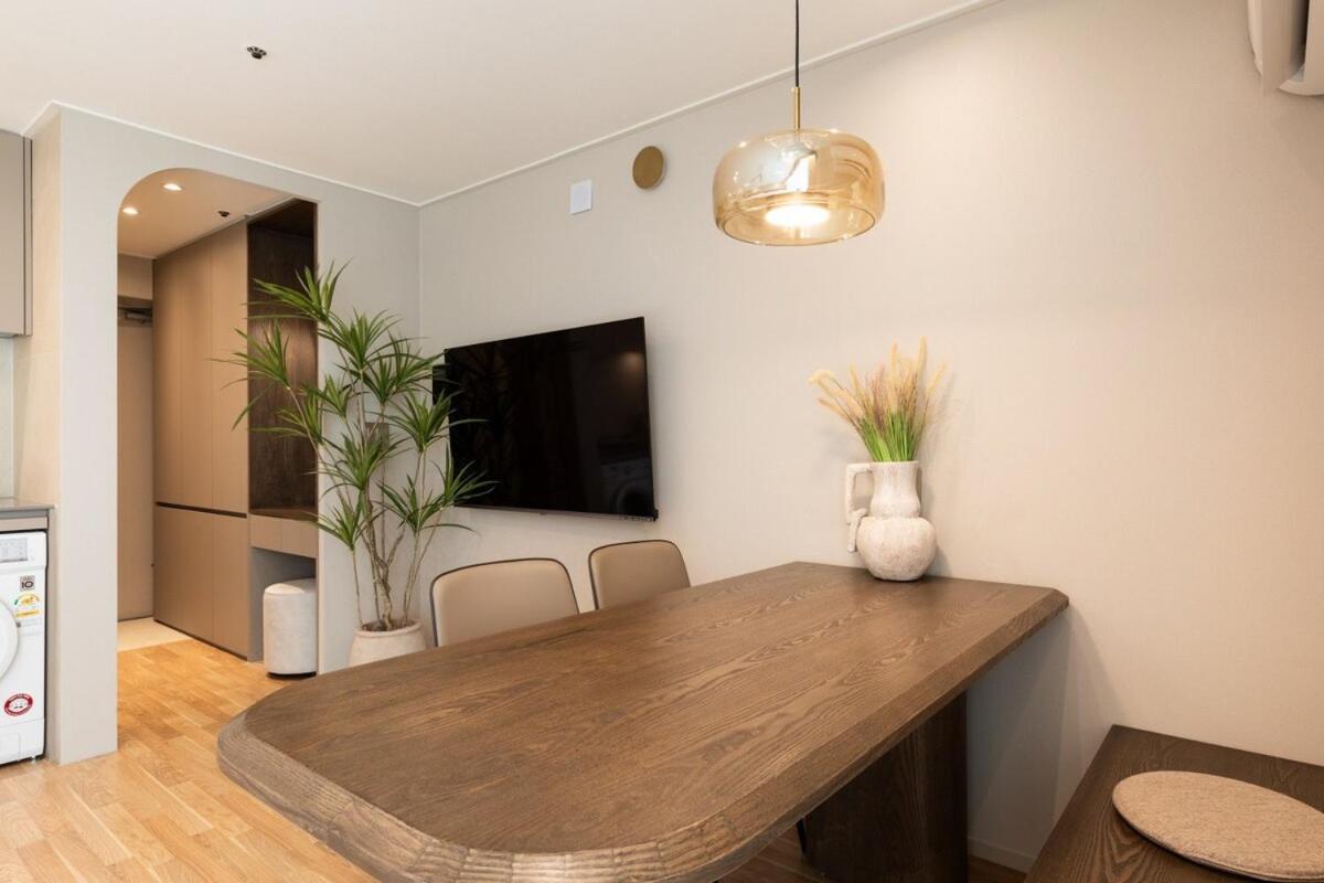 Hongdae St 09,hongik Station Bright And Stylish House View Yeontral Park Seoul