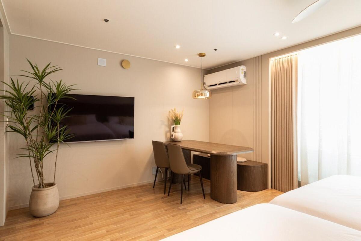 Apartment Hongdae St 09,hongik Station Bright And Stylish House View Yeontral Park *